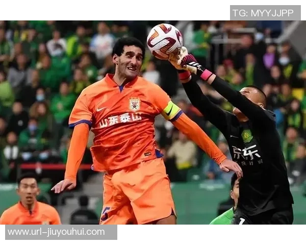 足球比赛中合理冲撞的界定与裁判判罚标准探讨